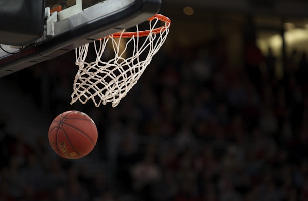 NBA季后赛湖人队与勇士队激烈比赛瞬间